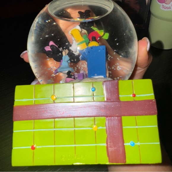 Disney Mickey and Minnie Christmas present musical snow globe - Picture 4 of 5